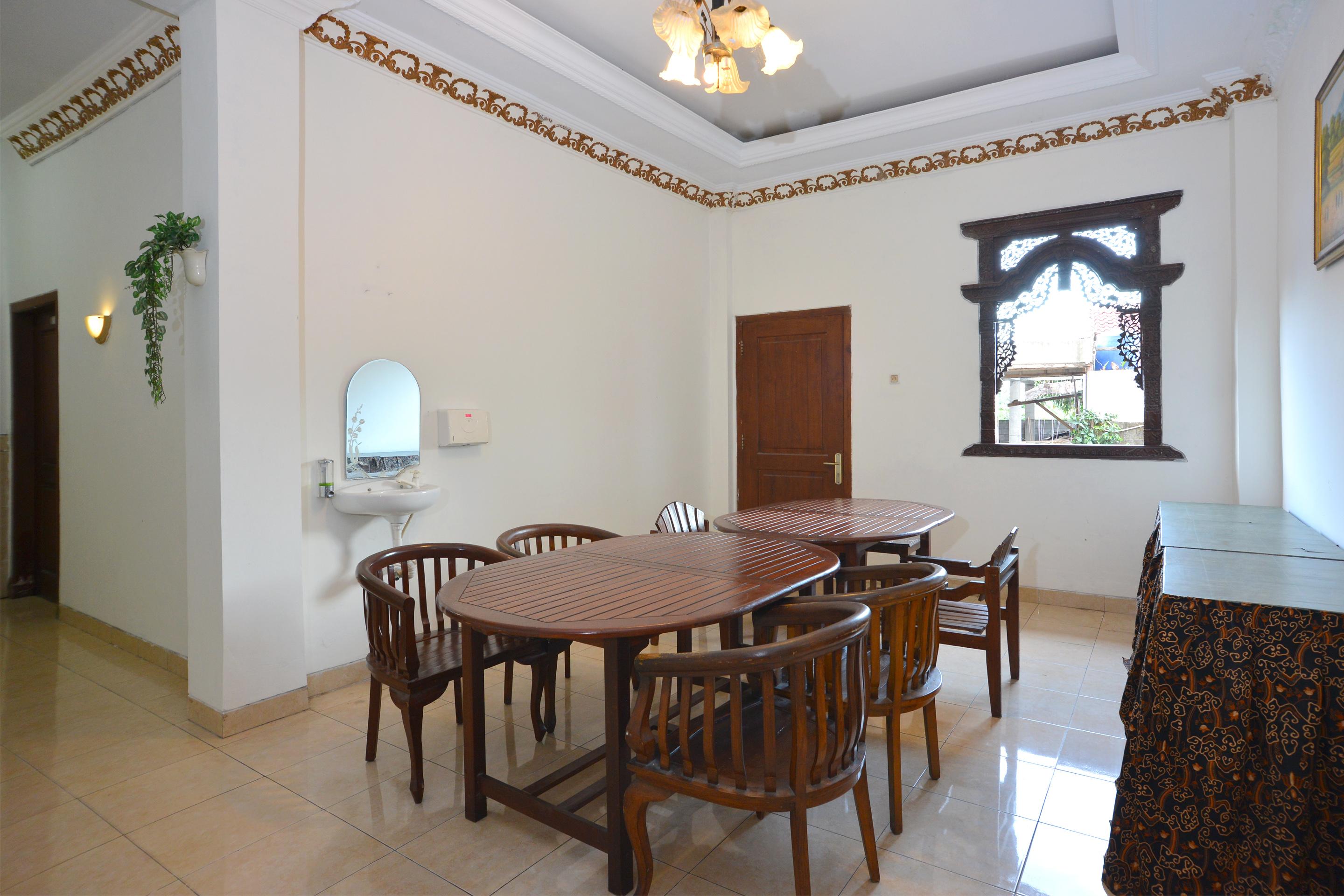 Oyo 586 Hotel Wijaya Kalasan Екстер'єр фото